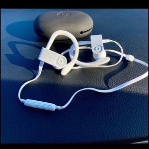 Power beats 3 headphones.